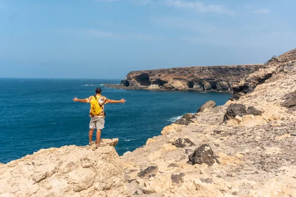Ung Turist Stigen Väg Till Grottorna Ajuy Pajara Västkusten Fuerteventura — Stockfoto