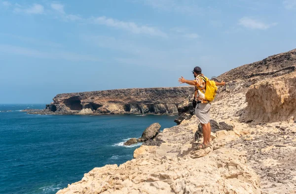 Ung Turist Stigen Väg Till Grottorna Ajuy Pajara Västkusten Fuerteventura — Stockfoto