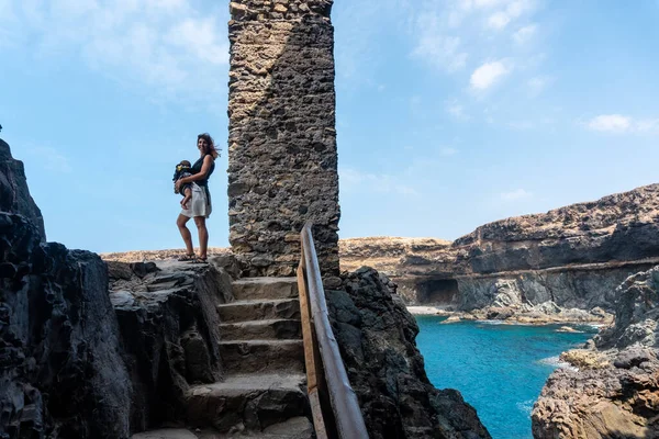 Mladá Žena Svým Synem Cuevas Ajuy Pajara Západní Pobřeží Ostrova — Stock fotografie