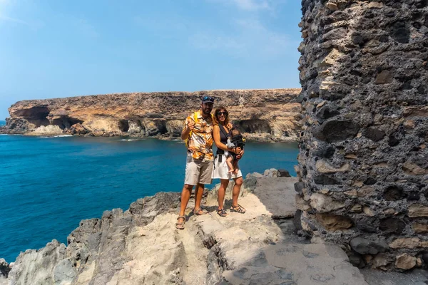 Rodina Svým Synem Cuevas Ajuy Pajara Západní Pobřeží Ostrova Fuerteventura — Stock fotografie