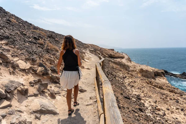 Ung Kvinna Går Stigen Cuevas Ajuy Pajara Västkusten Fuerteventura Kanarieöarna — Stockfoto