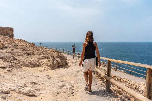 Ung Turist Promenader Vägen Cuevas Ajuy Pajara Västkusten Fuerteventura Kanarieöarna — Stockfoto