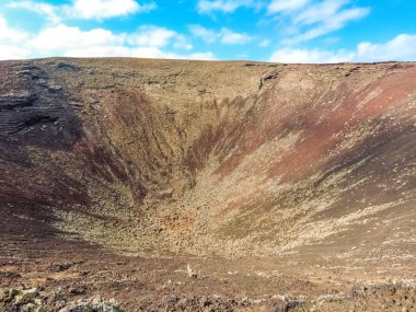 Corralejo yakınlarındaki Calderon Hondo volkanı krateri, Fuerteventura adasının kuzey kıyısı, Kanarya Adaları. İspanya