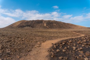 Corralejo yakınlarındaki Calderon Hondo volkanı kraterine giden güzel bir patika, Fuerteventura adasının kuzey kıyısı, Kanarya Adaları. İspanya