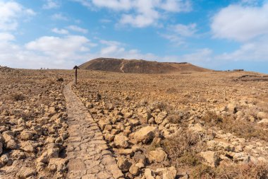 Kanarya Adaları 'ndaki Fuerteventura adasının kuzey kıyısında Corralejo yakınlarındaki Calderon Hondo volkanı kraterine giden güzel bir taş yol. İspanya
