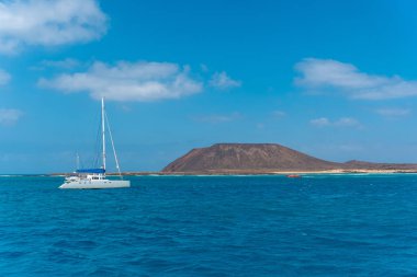 Fuerteventura, Kanarya Adaları 'nın kuzey kıyısındaki Lobos Adası' nda turkuaz su. İspanya