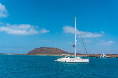 Fuerteventura, Kanarya Adaları 'nın kuzey kıyısındaki Lobos Adası' nda turkuaz sularda gemiler. İspanya