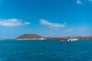Fuerteventura, Kanarya Adaları 'nın kuzey kıyısındaki Lobos Adası' nda turkuaz sularda gemiler. İspanya