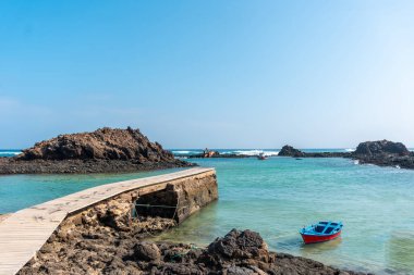 El Puertito ahşap köprüsü, Fuerteventura, Kanarya Adaları 'nın kuzey kıyılarının yanındaki Lobos Adası' nda. İspanya