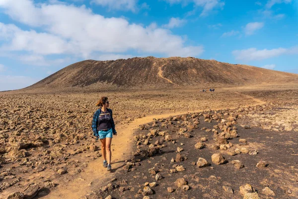 Genç Bir Kadın Kanarya Adaları Fuerteventura Adasının Kuzey Kıyısındaki Corralejo — Stok fotoğraf