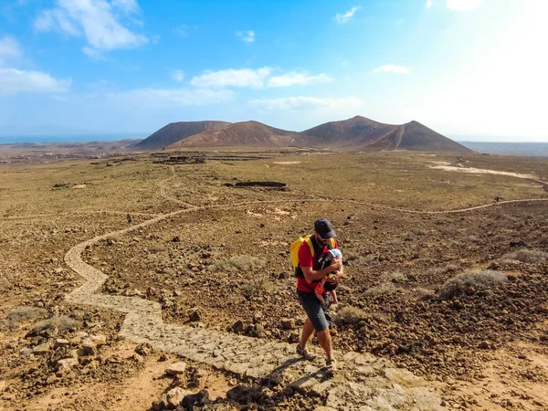 Oğluyla Birlikte Kanarya Adaları Nın Fuerteventura Adasının Kuzey Kıyısında Corralejo — Stok fotoğraf