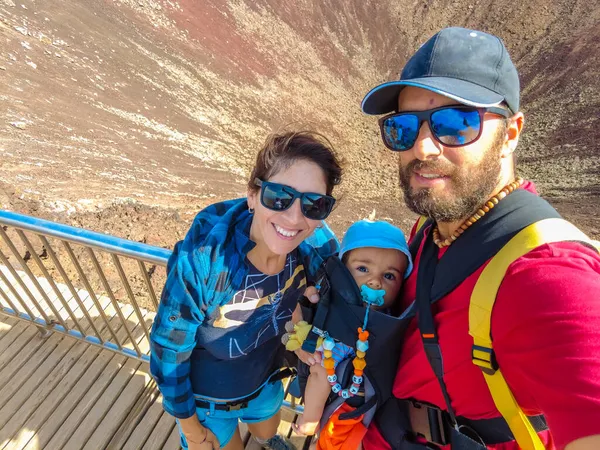 Une Famille Sur Cratère Volcan Calderon Hondo Près Corralejo Côte — Photo