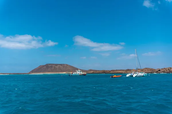 Barcos Aguas Turquesas Isla Lobos Frente Costa Norte Fuerteventura Islas — Foto de Stock