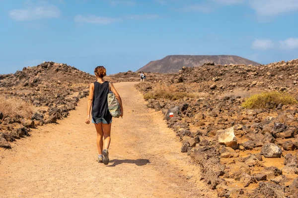 Uma Jovem Visitando Ilha Lobos Longo Costa Norte Ilha Fuerteventura — Fotografia de Stock