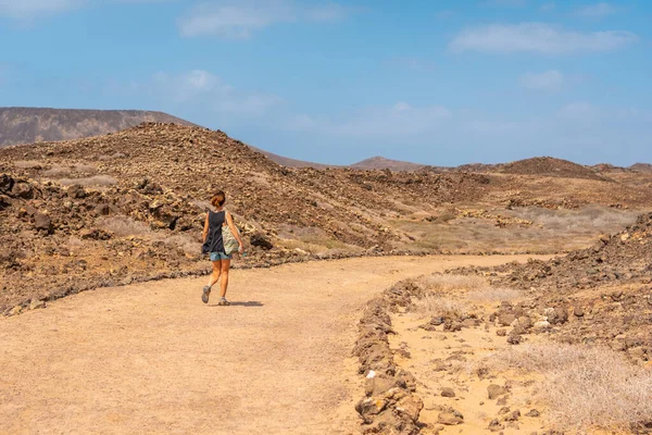 Ung Turist Besöker Isla Lobos Utanför Den Norra Kusten Fuerteventura — Stockfoto