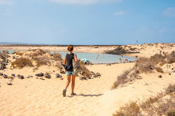 Ung Turist Besöker Stranden Concha Isla Lobos Bredvid Den Norra — Stockfoto