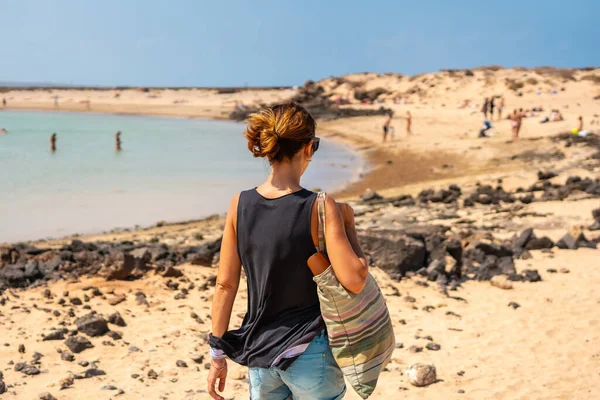 Ung Turist Besöker Stranden Concha Isla Lobos Bredvid Den Norra — Stockfoto