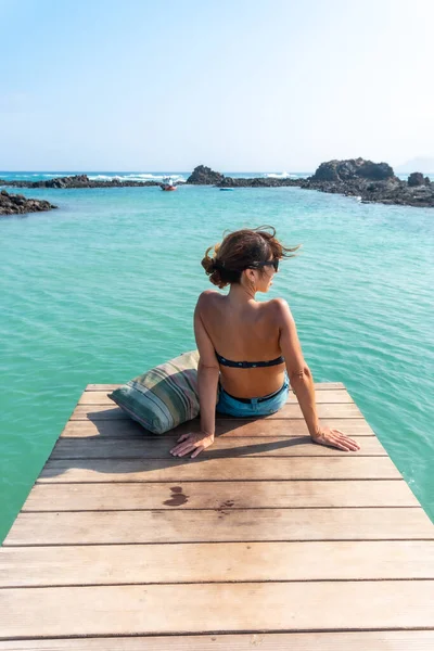 Een Jonge Vrouw Zit Houten Loopbrug Isla Lobos Voor Noordkust — Stockfoto