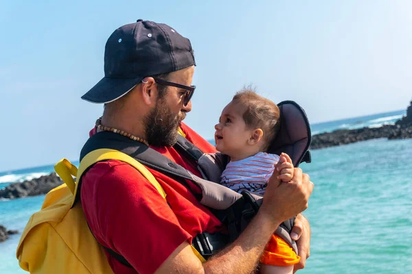 Jeune Père Avec Son Fils Vacances Sur Passerelle Bois Bord — Photo