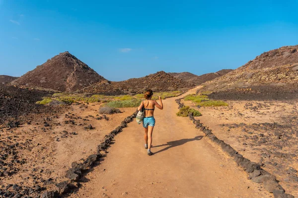 Eine Junge Frau Mit Blauem Bikini Auf Dem Weg Den — Stockfoto
