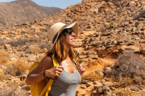 Uma Jovem Caminhando Longo Caminho Cânion Direção Mirador Penitas Costa — Fotografia de Stock