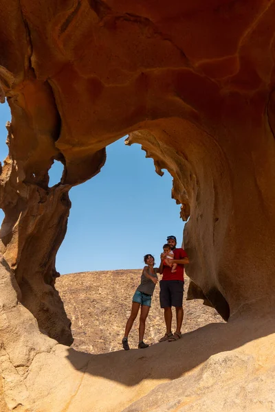 Perhe Heidän Lapsensa Mirador Penitas Kanjonissa Penitas Fuerteventura Kanariansaaret Espanja — kuvapankkivalokuva
