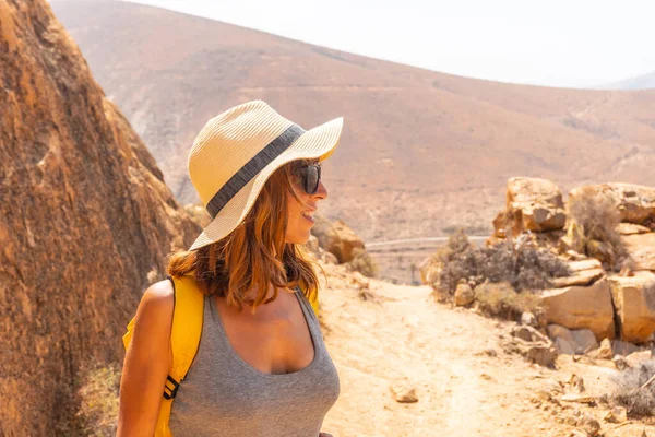 Retrato Uma Menina Caminhante Com Uma Mochila Amarela Trilha Mirador — Fotografia de Stock