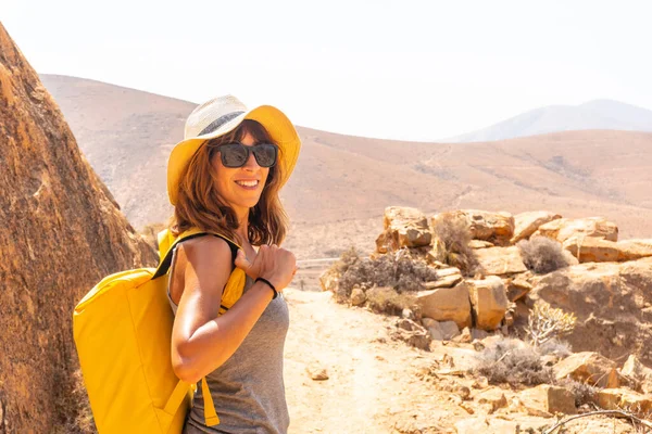 Retrato Uma Menina Caminhante Com Uma Mochila Amarela Trilha Mirador — Fotografia de Stock