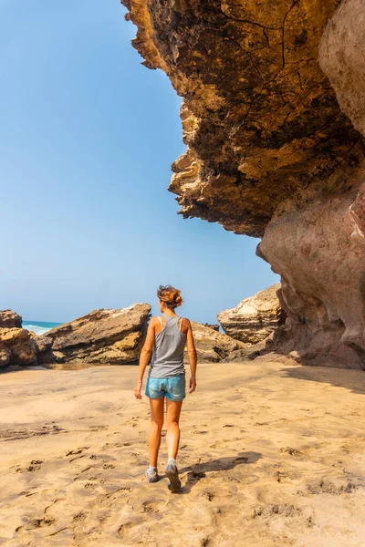 Ung Kvinna Promenader Längs Havet Playa Garcey Västkusten Fuerteventura Kanarieöarna — Stockfoto