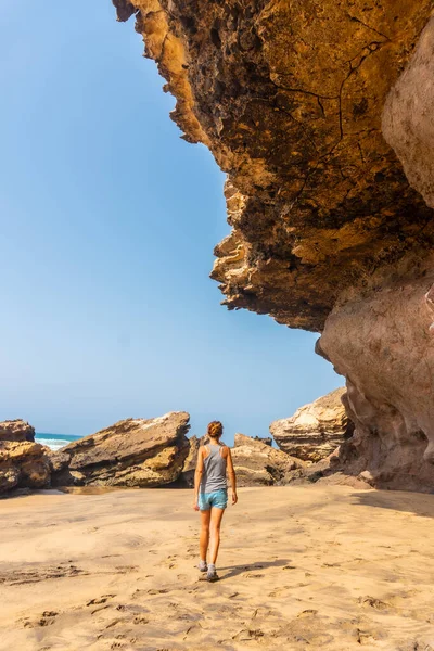 Ung Kvinna Promenader Längs Havet Playa Garcey Västkusten Fuerteventura Kanarieöarna — Stockfoto