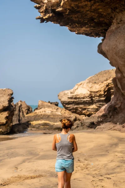 Ung Mor Njuter Semestern Vid Havet Playa Garcey Fuerteventuras Västkust — Stockfoto