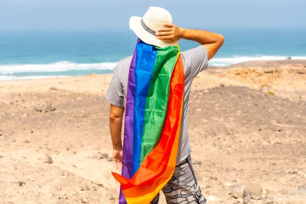Posando Una Persona Gay Irreconocible Con Una Camiseta Gris Con — Foto de Stock