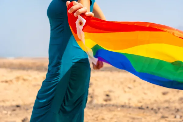 Symbol Lgbt Nepoznatelná Lesbička Zelených Šatech Bílý Klobouk Duhovou Vlajkou — Stock fotografie
