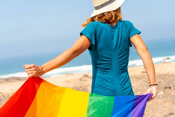 Lgbt Símbolo Una Lesbiana Irreconocible Por Detrás Ondeando Bandera Junto — Foto de Stock