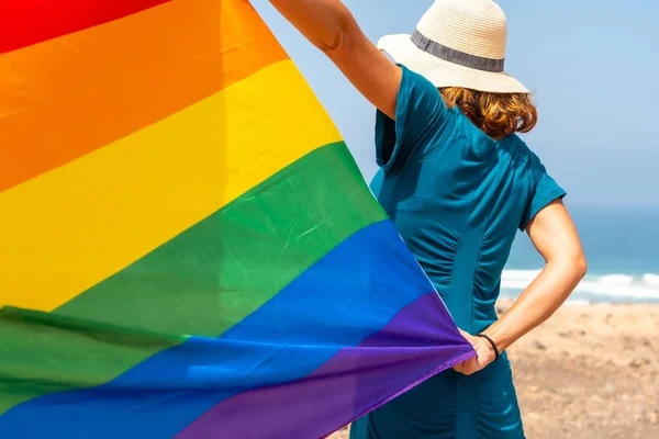 Lgbt Symbol Eine Unkenntliche Lesbe Von Hinten Einem Grünen Kleid — Stockfoto