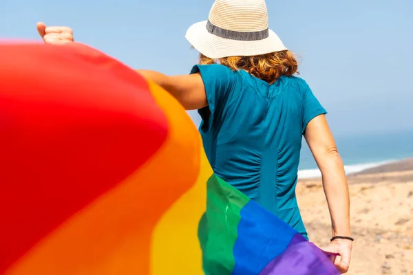 Lgbt Símbolo Una Lesbiana Irreconocible Desde Espalda Vestido Verde Ondeando — Foto de Stock
