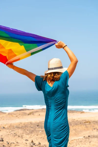Lgbt Símbolo Una Persona Lesbiana Irreconocible Con Espalda Vuelta Caminando — Foto de Stock