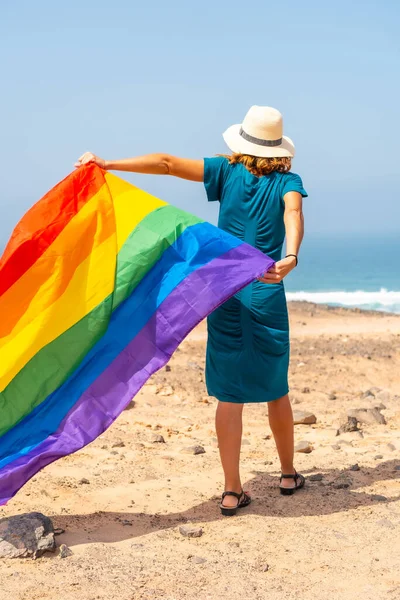 Lgbt Symbol Eine Nicht Wiedererkennbare Lesbische Person Mit Umgedrehtem Rücken — Stockfoto