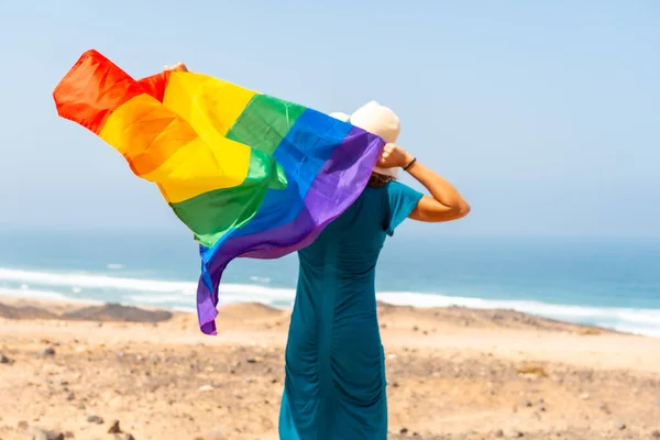 Symbol Lgbt Nepoznatelný Lesbický Člověk Otočený Zády Zelených Šatech Bílém — Stock fotografie