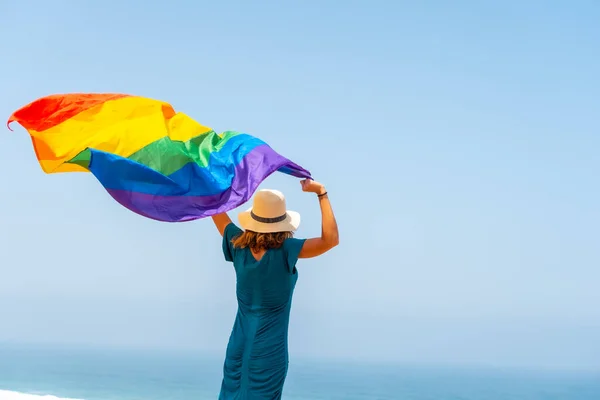 Lgbt Símbolo Una Persona Lesbiana Irreconocible Por Detrás Ondeando Bandera — Foto de Stock