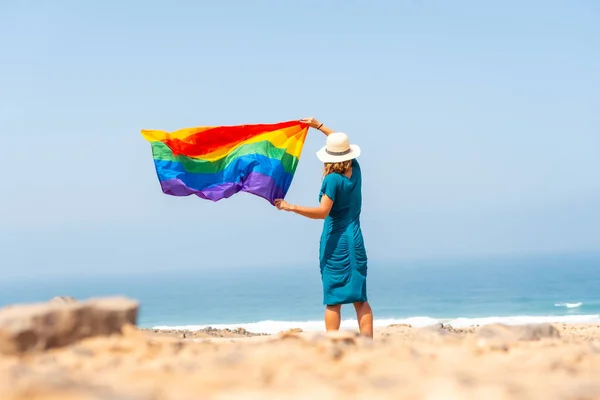Symbol Lgbt Nepoznatelný Lesbický Člověk Otočený Zády Mávající Vlajkou Modrou — Stock fotografie