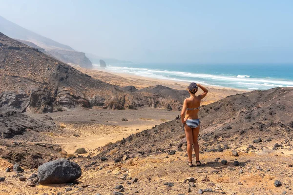 Uma Jovem Mulher Caminho Praia Selvagem Cofete Parque Natural Jandia — Fotografia de Stock