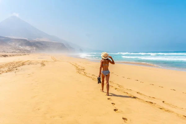 Een Jonge Vrouw Die Alleen Loopt Het Wilde Cofete Strand — Stockfoto