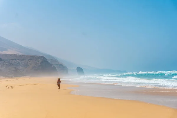 Turistická Dívka Kloboukem Kráčí Sám Pláži Cofete Přírodního Parku Jandia — Stock fotografie