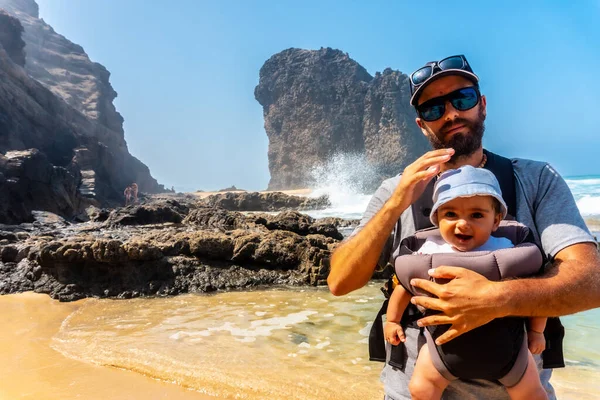 카나리아 제도의 푸에르테벤투라 남쪽에 해변의 로크델 모로에서 아기와 아버지 스페인 — 스톡 사진