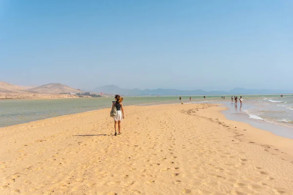 Mladý Turista Procházka Podél Pláže Sotavento Jihu Fuerteventura Kanárské Ostrovy — Stock fotografie