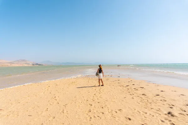Ung Turist Promenader Längs Sotavento Stranden Höstmorgon Södra Fuerteventura Kanarieöarna — Stockfoto
