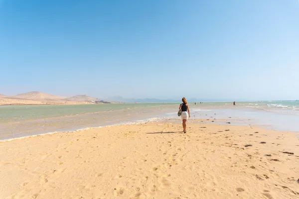 Ung Turist Promenader Längs Sotavento Stranden Höstmorgon Södra Fuerteventura Kanarieöarna — Stockfoto