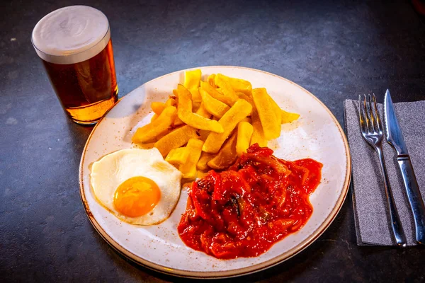 Huevo Frito Con Patatas Una Cerveza Pimientos Rojos Sobre Fondo — Foto de Stock