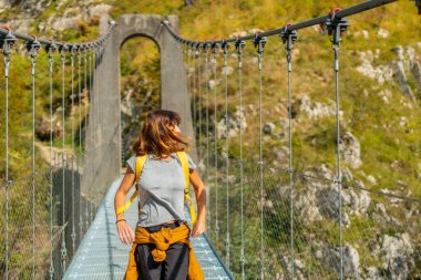 Holtzarte asma köprüsünü geçen genç bir kadın, Larrau. Irati ormanlarında, Navarra 'nın kuzeyinde, İspanya' da ve Fransa 'nın Pireneler-Atlantiklerinde